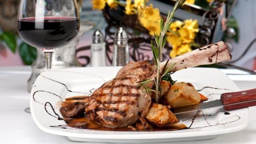 VIDEO | Ce bem la grătar? Recomandări de vinuri de la Cezar Ioan: „Spumantul se asociază foarte bine cu grătarele, inclusiv cu micii și cârnații”