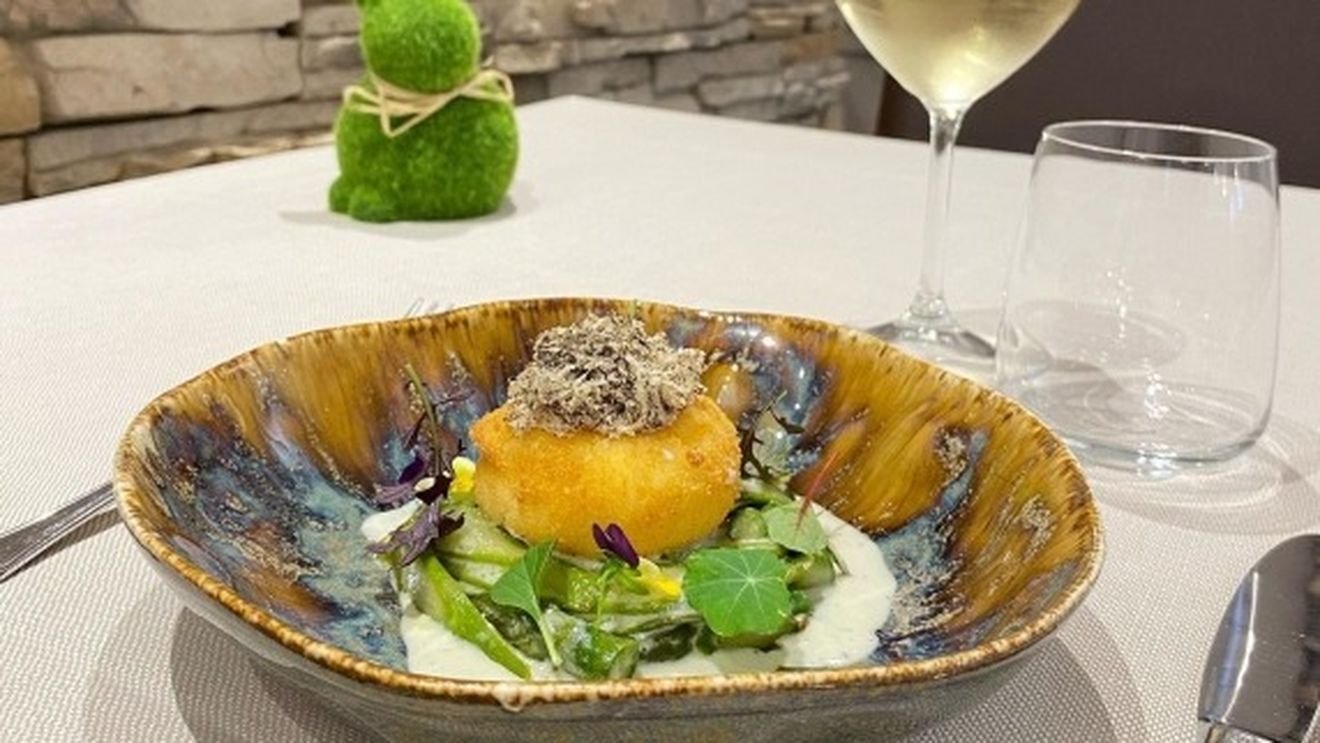 Ziua HoReCa 2025: „Salata de sparanghel cu ou crocant, cremă de Grana Padano și trufă neagră de vară” a chef-ului Sergio Leggero, desemnată cel mai bun fel de mâncare 