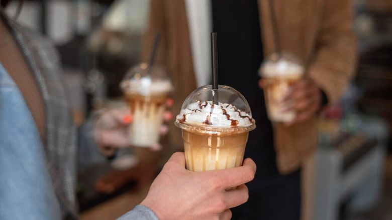 Cât de dulci sunt, în realitate, băuturile americane de la Starbucks și Dunkin / Un secretar de stat american critică nivelul mare de zahăr pe care îl conțin / Unele produse depășesc de câteva ori doza zilnică recomandată