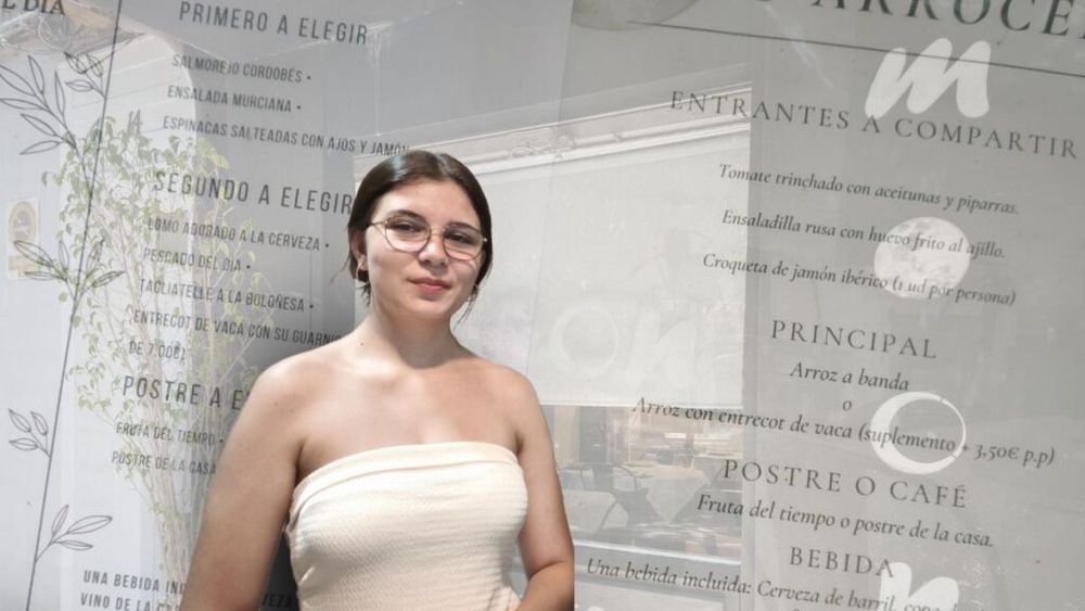 VIDEO | De la Sarmale la Tapas | La 18 ani are deja 2 ani de școală de bucătari/ În total va face 6 ani de studiu și practică, dar deja lucrează în bucătaria unui restaurant bine cotat/ Aryana Jessyca Camarasan: „Eu m-am născut în Spania, am crescut aici. Părinții mei sunt din România. Gătesc paella la restaurant, dar acasă mâncăm românește. De mică mi-a plăcut să stau în bucătărie”