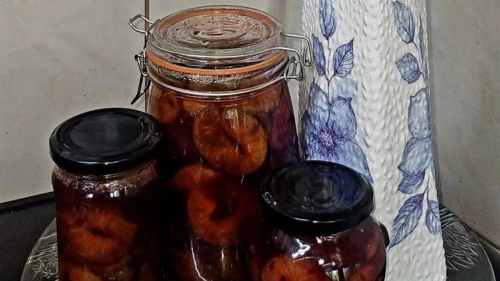 Dulceață de prune coapte la cuptor, în suc propriu. Călugărul bucătar de la Mănăstirea Dervent: „Uneori cele mai bune rețete sunt și cele mai simple” / Cum se prepară