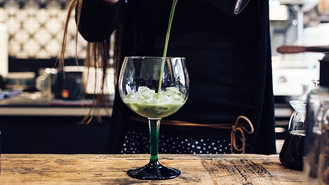 Piața cafelei trece printr-o adevărată „revoluție”: Băuturile reci încep să domine preferințele consumatorilor / Edițiile limitate, cum ar fi espresso-ul cu gheață și spumă de dovleac sau un latte de căpșuni și matcha, tot mai apreciate