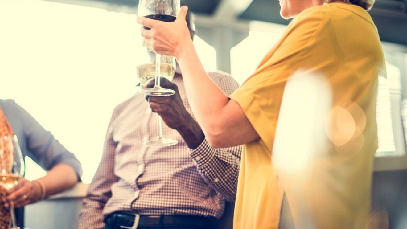 Tendințe în materie de vinuri în 2025: Vinurile organice sau cele fără alcool, tot mai căutate / Numărul consumatori europeni, în special cei din generația tânără, care sunt interesați de produsele viticole din România, în creștere