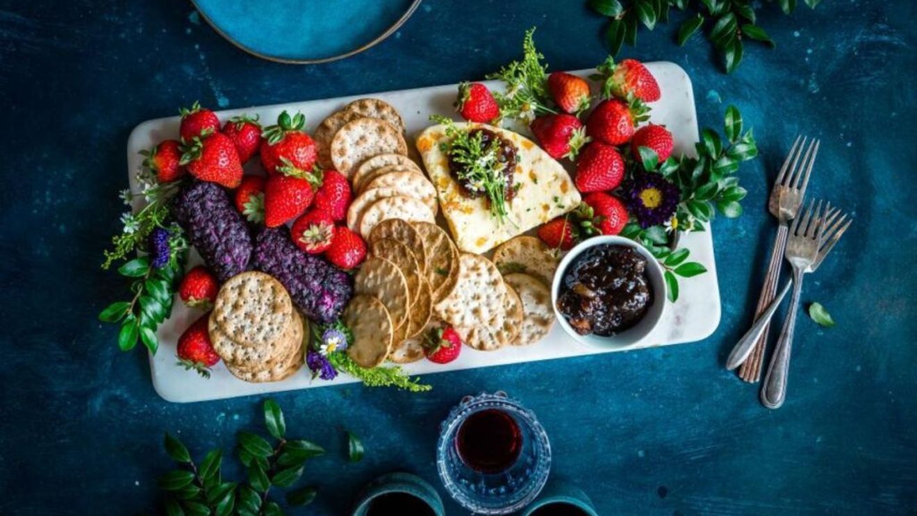 Trei idei pentru mic dejun cu crackers: Cu smochine, banană și fructe de pădure, cu avocado și brânză feta și cu hummus