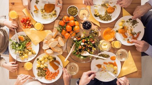 Cum să mănânci sănătos chiar și când ești pe fugă / Sfaturi simple pentru mese echilibrate, mai ales când călătorești sau iei masa în oraș