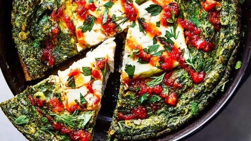 Frittata cu brânză feta la cuptor, rețeta simplă care transformă micul dejun într-un început de zi delicios  / Poți încerca și versiunea vegană, că tot suntem în post