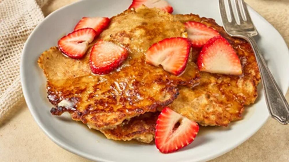 Clătitele din biscuiți sărați surprind prin textură și gust / Rețeta transformă un ingredient banal într-un desert rapid și neașteptat