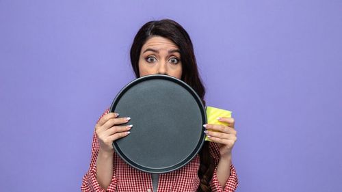 ABC în bucătărie / Cum să cureți rapid o tigaie cu mâncare lipită / Apa fierbinte și bicarbonatul pot curăța rapid mâncarea lipită