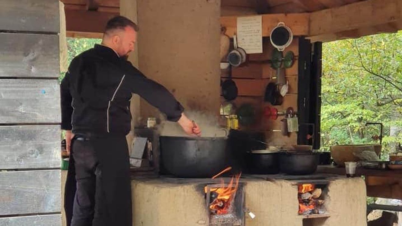 Ce mâncau și beau Eminescu și Creangă la Bolta Rece? Un bucătar a recreat meniul lor preferat: Alivenci, pârjoale, zeamă de găină și tochitură moldovenească