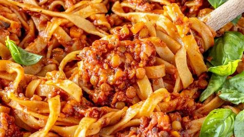 VIDEO I Paste cu ragù fără carne? Cum se poate face un sos pentru paste complet vegetal, de post, care imită sosul ragù alla bolognese din carne tocată