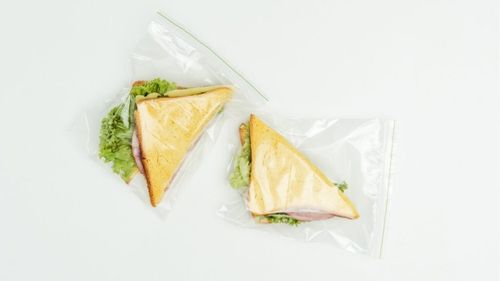 Cât de sigur este sigur să reutilizăm pungile de plastic? Reciclarea lor e importantă, dar uneori trebuie să le aruncăm după o singură utilizare