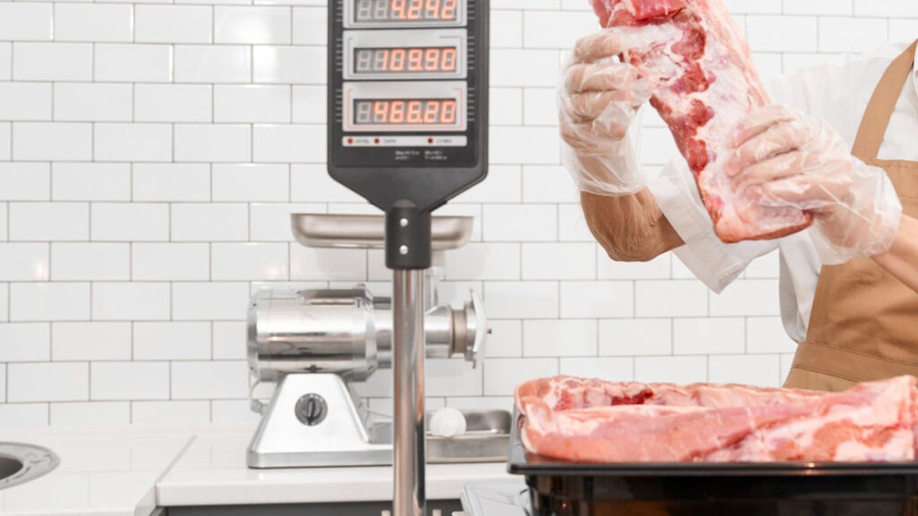 Ministrul Agriculturii intenţionează să modifice legislaţia / Carnea de porc congelată nu va mai putea fi comercializată drept proaspătă