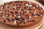 Tort „trei ciocolate” cu blat simplu de biscuiți. Desertul perfect de Sf. Maria, cu trei tipuri de ciocolată pentru o combinație perfectă de gust