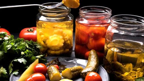 Vrancea: Două femei cu suspiciune de botulism, internate la spital după ce au consumat alimente conservate