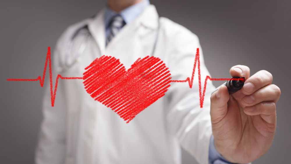 Șase alimente considerate nesănătoase pe care cardiologii le consumă în continuare / Ce spun medicii despre ciocolată, ouă și cafea