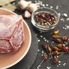 Ai lăsat carnea congelată pe blat? După cât timp trebuie să o arunci / Care sunt metodele sigure pentru a decongela carnea