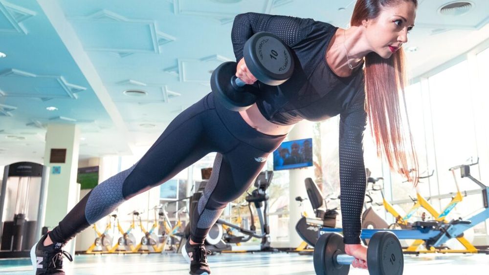 Ce este bulking-ul și cum să construiești masă musculară într-un mod sănătos / Specialiștii te sfătuiesc să eviți bulking-ul cu „junk food”, să mănânci alimente sănătoase, iar 50% din caloriile consumate să fie carbohidrați și 2g/kg corp să fie proteine