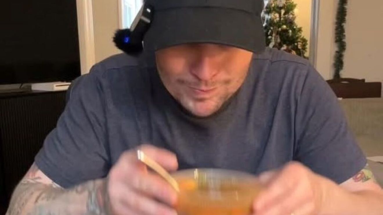 VIDEO / Cum a descoperit un newyorkez mâncarea românească, despre care nu știa nimic, și a rămas impresionat de sarmale, „best cabbage rolls ever”. „Dacă aveți un local românesc în zonă, duceți-vă cât mai des, n-o să vă plictisiți niciodată”