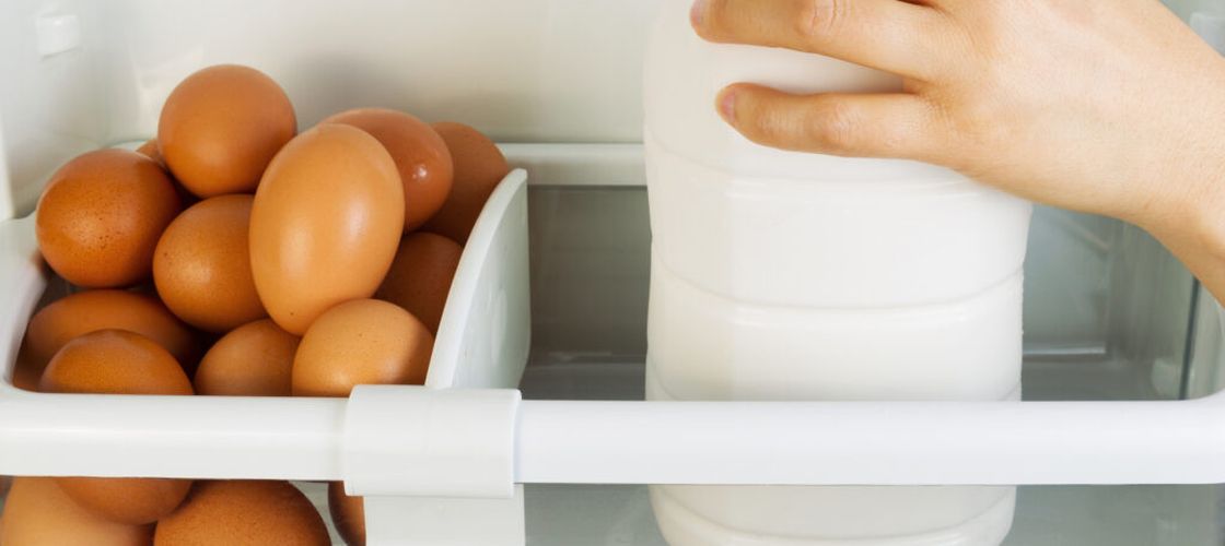 Regula pe care bunica o urmează de 70 de ani pentru un frigider impecabil. Cum își așază mâncarea și de ce lasă alimentele pe masă până termină toată lumea de mâncat