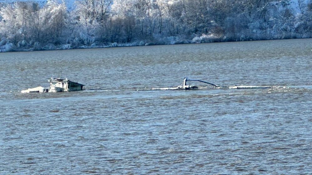 G4Media: O barjă încărcată cu peste 1.100 de tone de îngrășământ s-a scufundat în Dunăre, la Zimnicea/ Prefectura Teleorman confirmă creșterea indicatorului de amoniu în apă