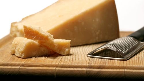 Coaja de parmezan nu se aruncă. De ce o păstrează bucătarii și cum o poți folosi