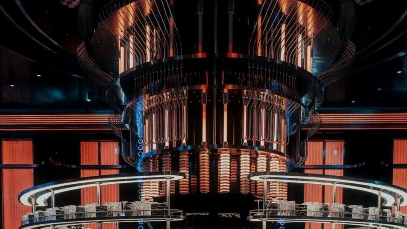 Woohoo, primul restaurant cu un chef AI, la Dubai, prilej de reînnoite dileme: poate un algoritm să înlocuiască spiritul unui chef? Localul servește „tartar de dinozaur” pe o farfurie care pulsează ca un organism viu, la prețul de 50 de euro