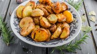 Cartofii copți cu gust de barbecue, garnitura verii care poate eclipsa friptura. Rețeta simplă cu condimente dulci și picante