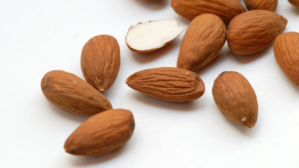 Migdalele, benefice sau nu / Ce spun nutriționiștii despre conținutul de fibre și sănătatea intestinului