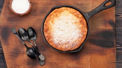 Ceva dulce. O rețetă de tartă simplă în tigaie. E nevoie de un dram de atenție în plus, și poți reduci puțin factura de gaz sau curent