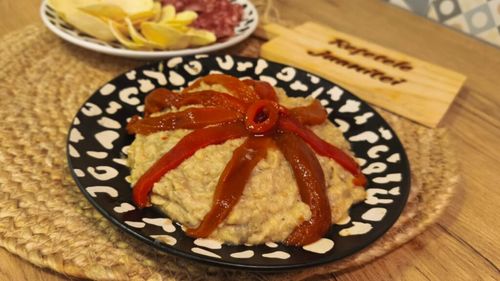 VIDEO FOTO | Salată de vinete cu pastă de năut și ardei copți. Un preparat tradițional românesc reinterpretat în stil oriental