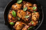 Pui cu oțet balsamic la slow cooker / Rețeta cu doar 5 ingrediente: fragedă și plină de savoare