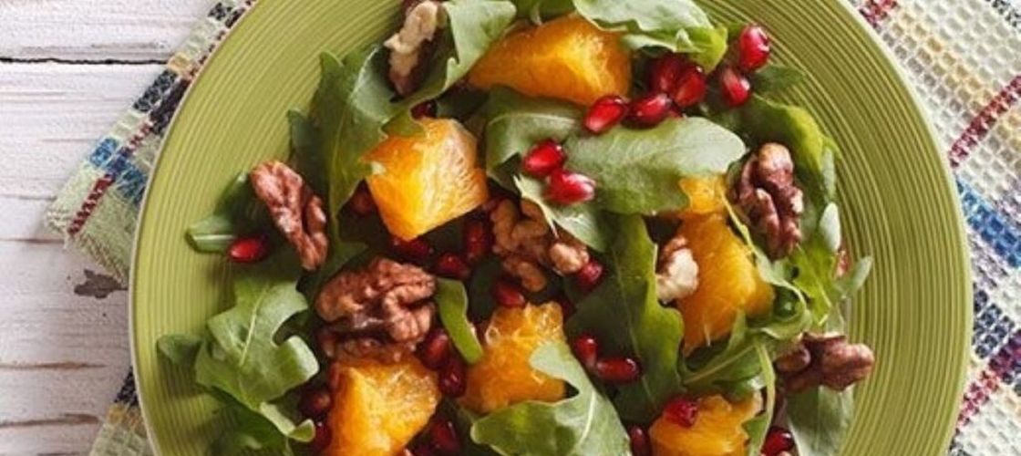 Cele mai bune 7 ingrediente pe care să le adaugi în salată pentru a reduce inflamația. Ce rol au semințele de rodie și uleiul de măsline, conform cercetărilor