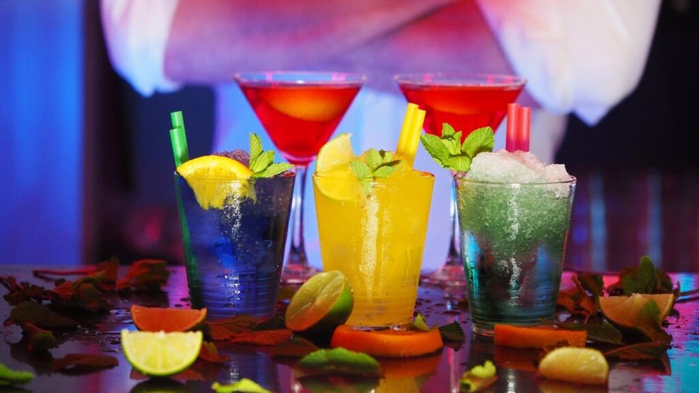 Șase rețete de cocktailuri cu vin pe care le poți prepara acasă