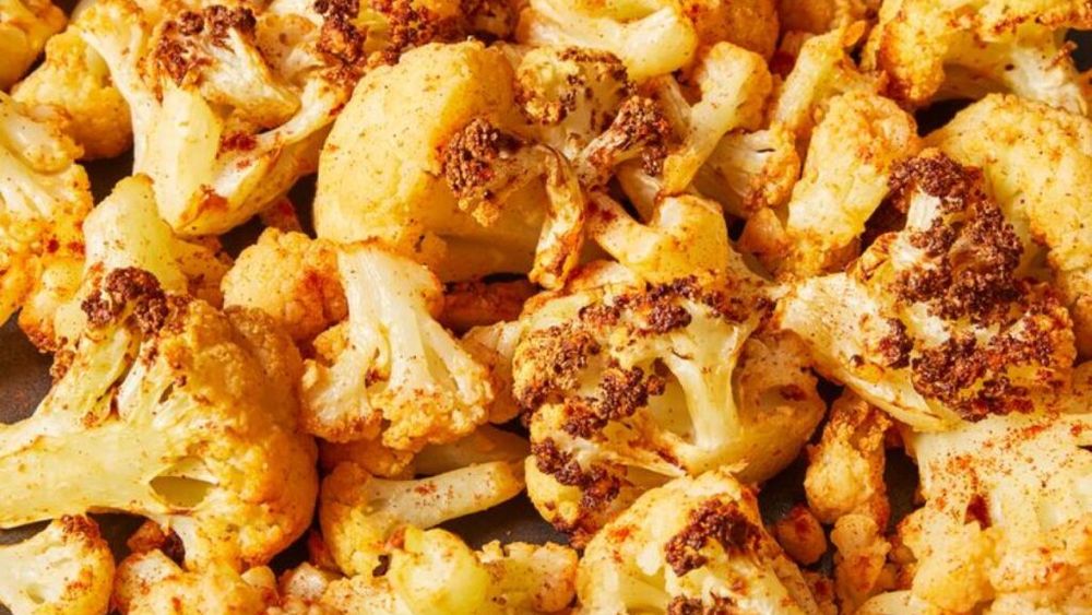Buchețele de conopidă la air fryer, una din cele mai simple și rapide metode de preparare a acestei legume de toamnă. Merge combinată cu carne, pește, ouă, leguminoase dar și carbohidrați