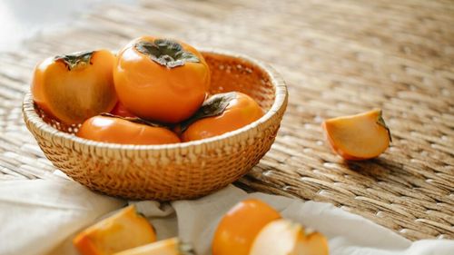 Kaki: Fructul exotic este o sursă excelentă de vitamina A și C. Bogat în fibre și mangan, kaki e benefic pentru sănătatea sistemului digestiv / Semințele prăjite (de kaki) sunt un înlocuitor de cafea