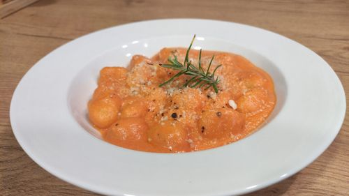 Rețetele Juanitei | Paste cu sos de ciuperci, roșii crude, uscate și parmezan/ Buchet de gusturi mediteraneene de vară