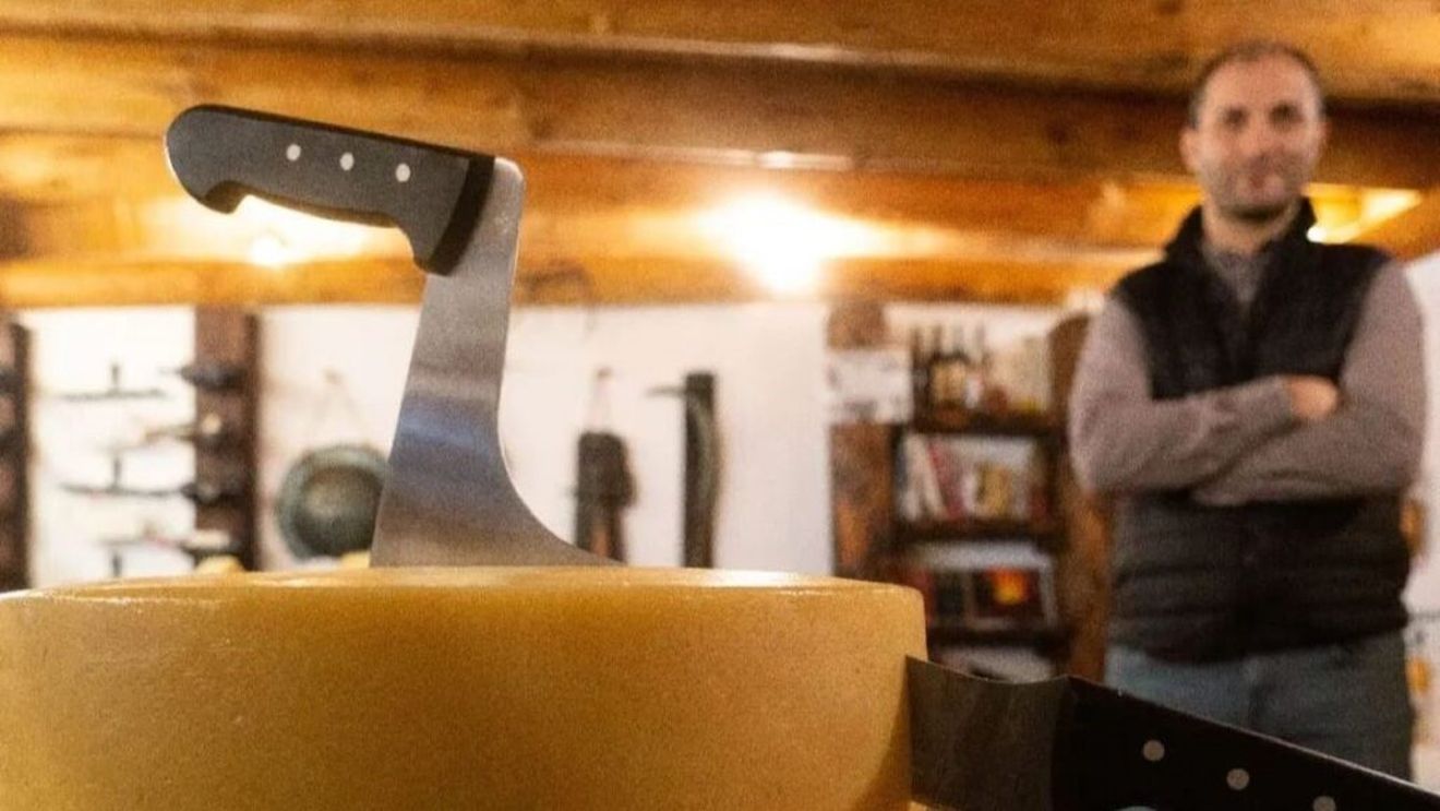 INTERVIU | Marin Damu, consultant în brânzeturi maturate. „Piața lactatelor din România este în plină expansiune. Există din ce în ce mai multă cerere, dar lipsesc specialitățile de capră și oaie cu o maturare mai lungă. Nu trebuie să copiem rețetele din țările europene, ci să le adaptăm”