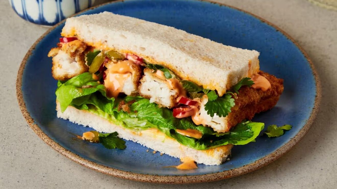 Sandviș cu fish fingers, sriracha și sos de maioneză cu castraveți / Un mic dejun de te lingi pe degete