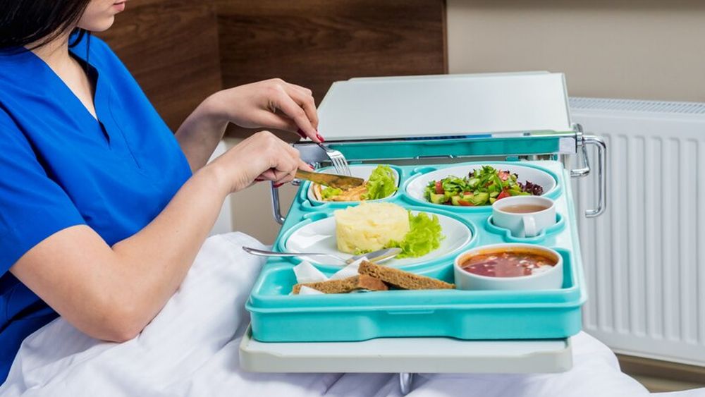 Ce mănâncă un pacient internat într-un spital în Italia. Cum și cine stabilește meniul