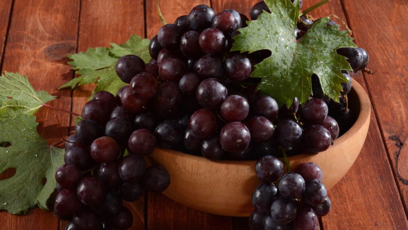 Strugurii negri cu sâmburi, fructe benefice pentru sănătate: susțin rinichii și pot preveni bolile de inimă / Rețete în care puteți încorpora aceste fructe