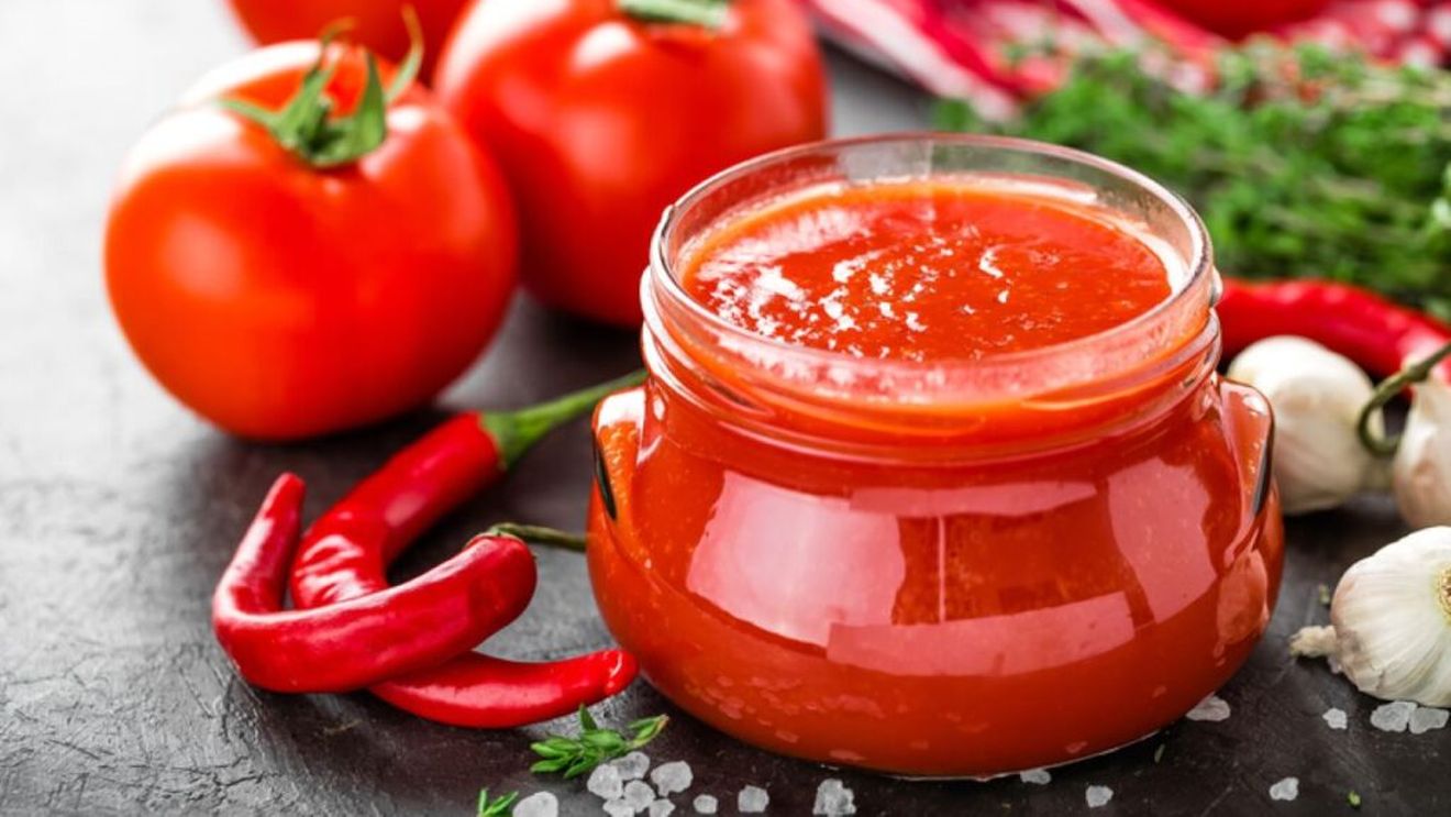 Toate aromele cu care putem face și mai bun un suc de roșii preparat în casă - de la ceapă sau usturoi la ierburi aromatice. Cum și când se adaugă pentru nu risca să fermenteze