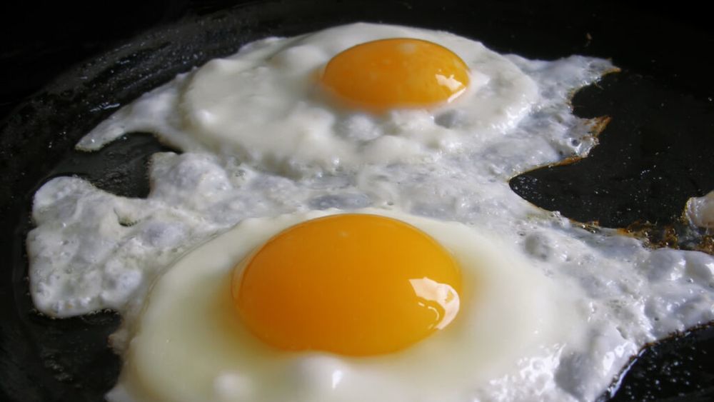 Alimente criticate pe nedrept: Ouăle nu sunt dăunătoare pentru inimă, dar grăsimile saturate rămân un risc major / Noi dovezi arată că două ouă pe zi pot scădea colesterolul rău