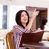 Regula nescrisă din restaurantele europene pe care mulți turiști nu o știu. Cum îi arăți ospătarului că ești gata să comanzi fără să-i faci cu mâna