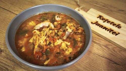 VIDEO | Rețetele Juanitei | Supă de pui, legume și paste/găluște de făină. Dacă îi pui și borș se transformă într-o ciorbă completă