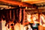 Un obicei vechi explică de ce cârnații făcuți acasă erau atât de gustoși / Puțini mai respectă această regulă