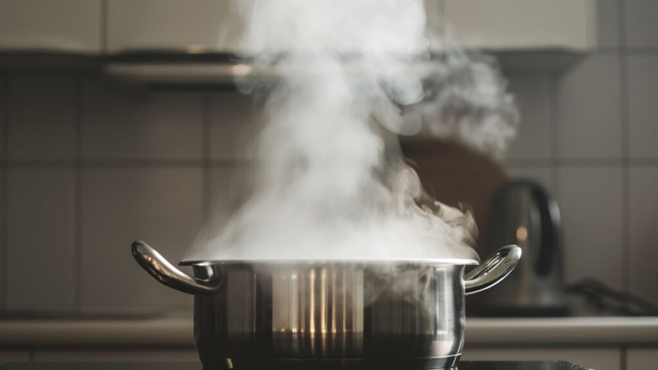 Două adolescente din Bistrița Năsăud au suferit arsuri în urma unui accident casnic / Fetele s-au opărit, după ce un vas cu apă fiartă s-a răsturnat peste ele