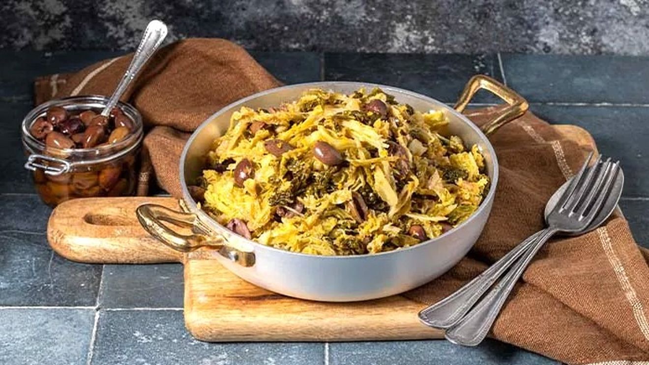 Varză la tigaie cu măsline. O idee de prânz sau cină de post sau ca garnitură