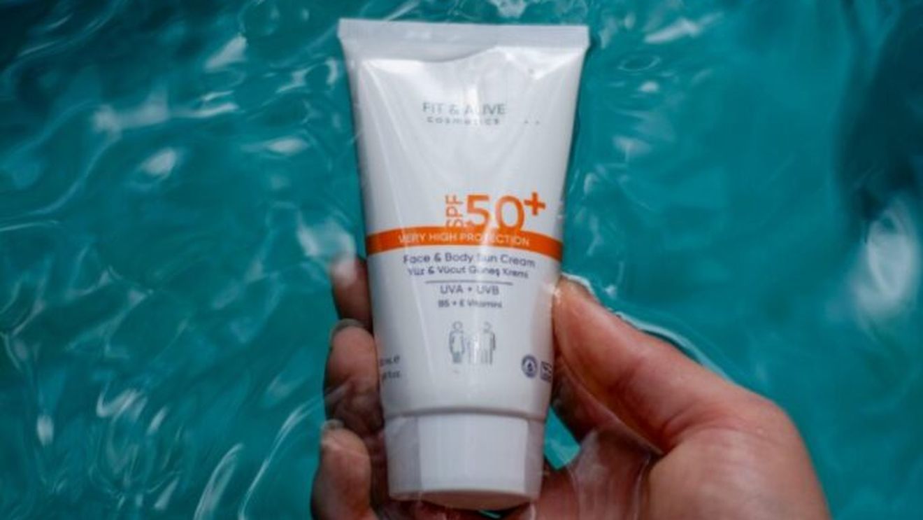 Mănânci cremă de protecție solară fără să știi. Acest ingredient cosmetic comun este folosit și ca aditiv alimentar