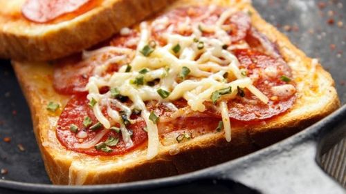 Mini-pizza de vineri seara: Cum transformi pâinea și alimentele rămase într-o masă delicioasă