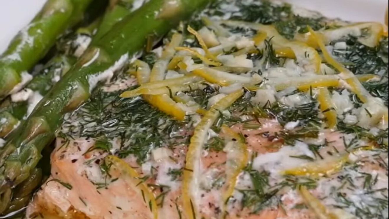 Idee de cină / Somon la cuptor cu sparanghel, unt și lămâie, un deliciu aromatizat cu mărar